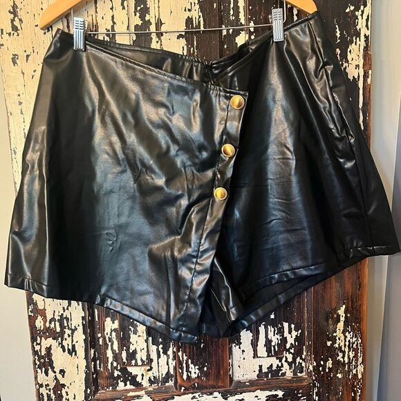 Women’s SHEIN faux Leather look shorts/skort w gold button accent. Size 2X. - Picture 1 of 8